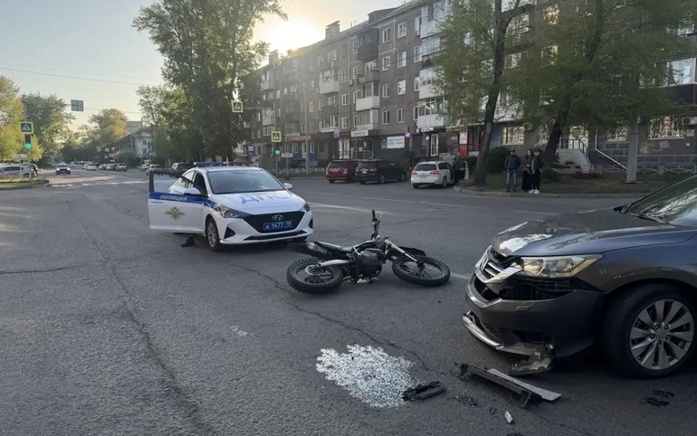 Подростки на питбайке попали в аварию на Чертыгашева