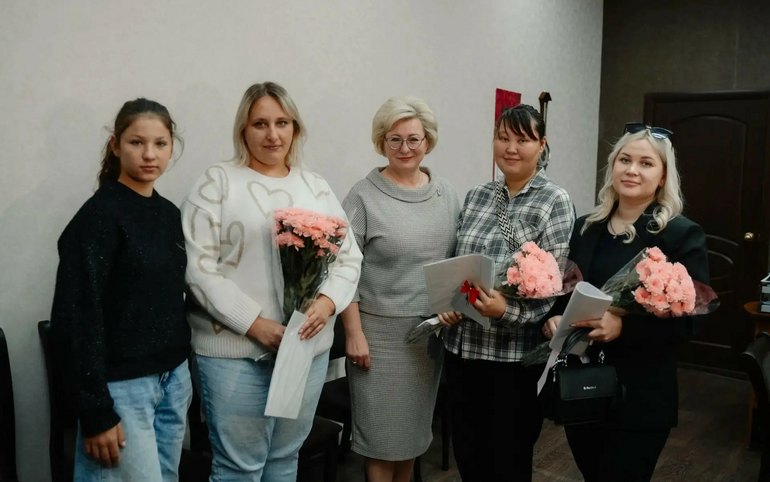 В Усть-Абаканском районе дети-сироты получили ключи от новых квартир