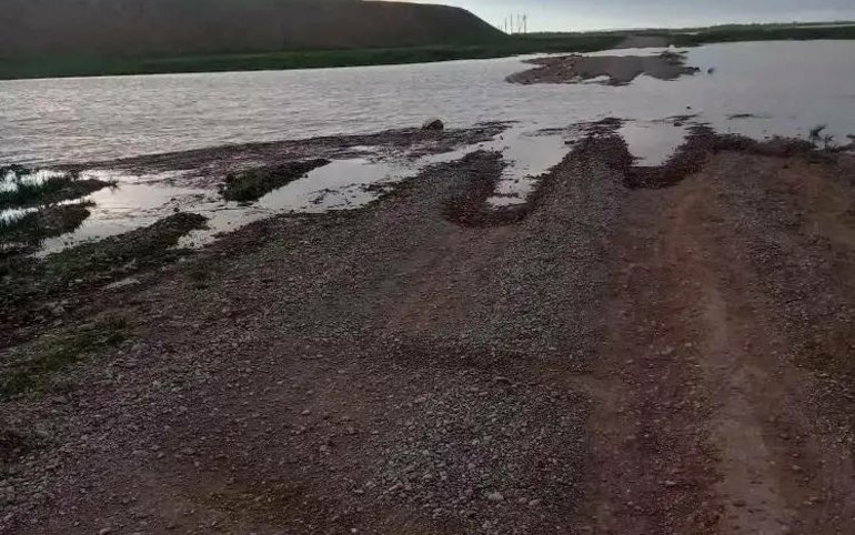 Размыло дорогу в аале Трояков
