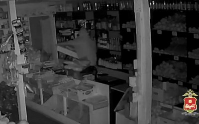 Пьяный житель Саяногорска ограбил фруктовый магазин