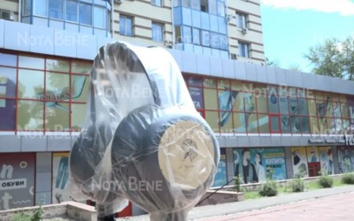 Инсталляция в виде больших наушников появилась в Пушкинском сквере Абакана