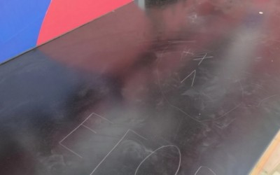 Вандалы исцарапали монумент в черногорском сквере «Звезда»