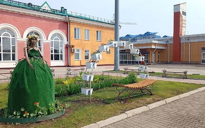 Новая цветочная инсталляция появилась на железнодорожном вокзале в Абакане