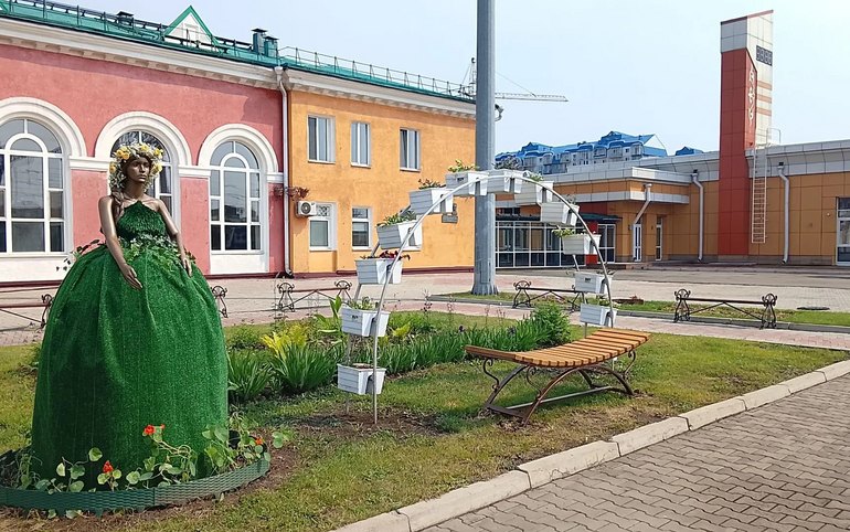 Новая цветочная инсталляция появилась на железнодорожном вокзале в Абакане