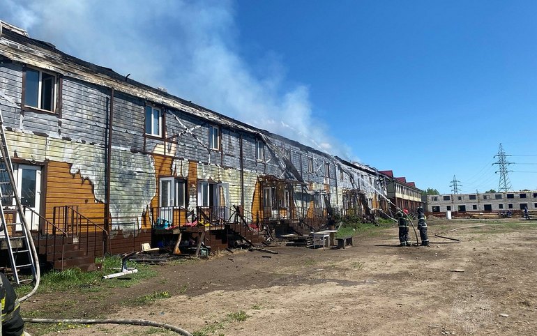 Открытый огонь на пожаре в Калинино ликвидирован. Горели 600 квадратов таунхауса 