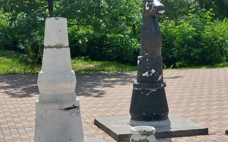 До шахматных фигур в саяногорском сквере «Гамбит» вновь добрались вандалы