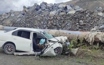 Водитель врезался в опору теплотрассы и погиб в Вершине Теи