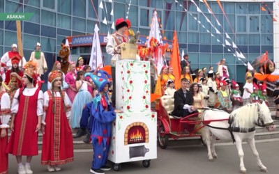 День города в Абакане: шоу-дрифт, джип-триал, сказочное шествие колясок и силовой экстрим