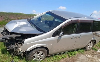 В Боградском районе с трассы слетел Nissan Lafesta