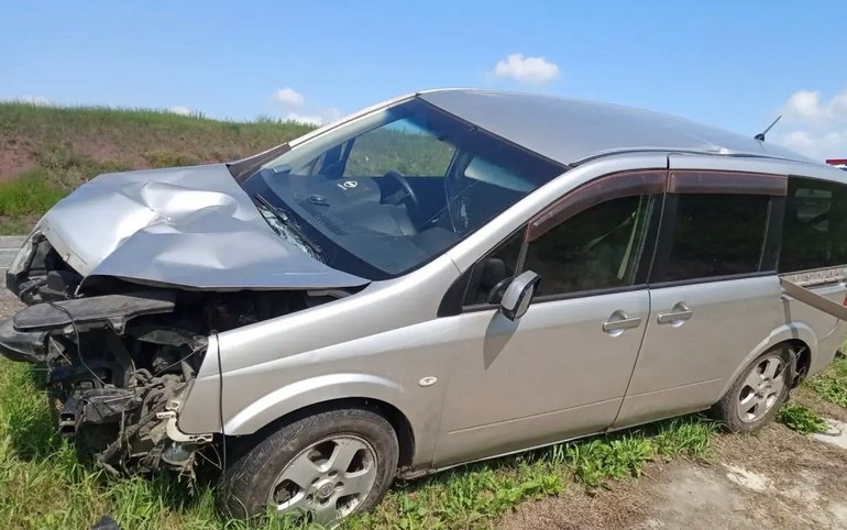 В Боградском районе с трассы слетел Nissan Lafesta