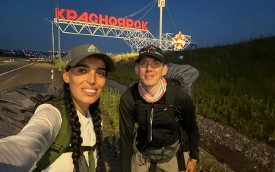 Пара, которая идет пешком во Владивосток, добралась до Красноярска