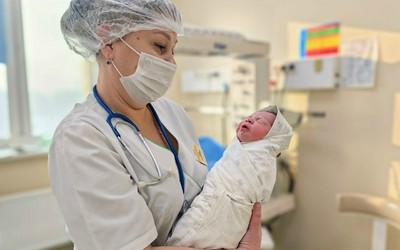 Вес самой крошечной новорожденной июня в Хакасии - 650 граммов