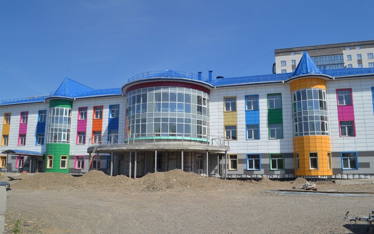 На стройплощадке новой детской поликлиники в Арбане работают 33 человека