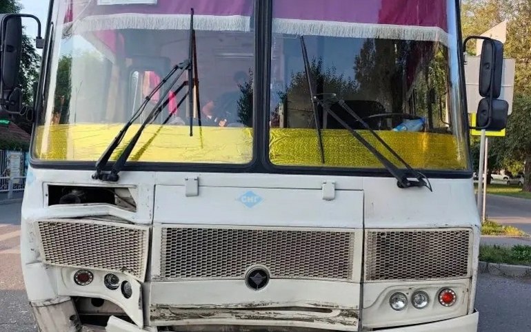 ДТП с рейсовым автобусом на Кати Перекрещенко произошло накануне вечером