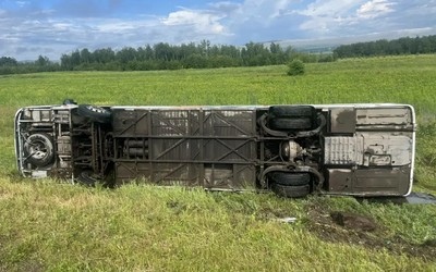 Автобус с детьми в Минусинском районе уходил от столкновения. Автоледи за рулем кроссовера уснула