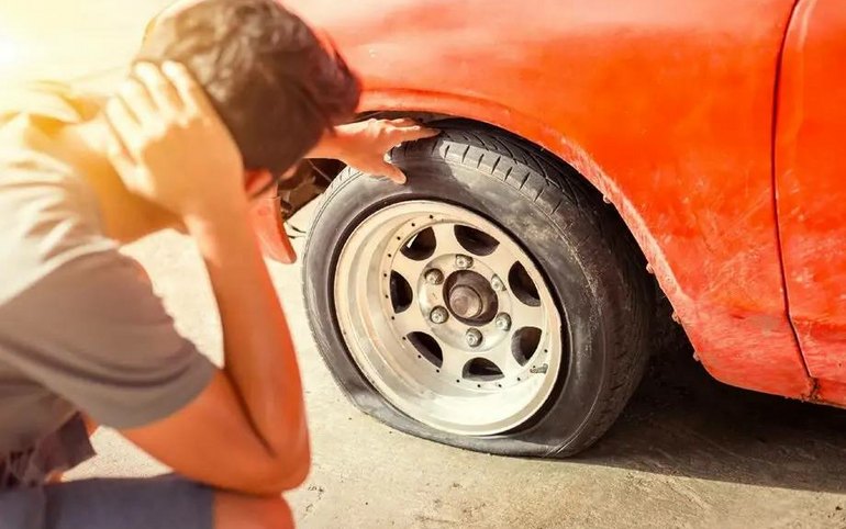 19-летний ранее судимый хулиган в Черногорске атаковал чужой автомобиль
