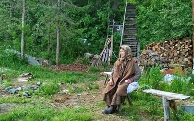 Агафья Лыкова чувствует себя хорошо и сейчас живет с помощником