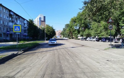 Старый асфальт фрезеруют на Комарова в Абакане