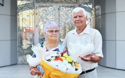 Позвал замуж через несколько дней: в Хакасии супруги отпраздновали «изумрудную» свадьбу