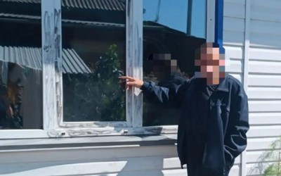 Золото, 19 бутылок алкоголя и чемодан вынес воришка из частного дома в Черногорске