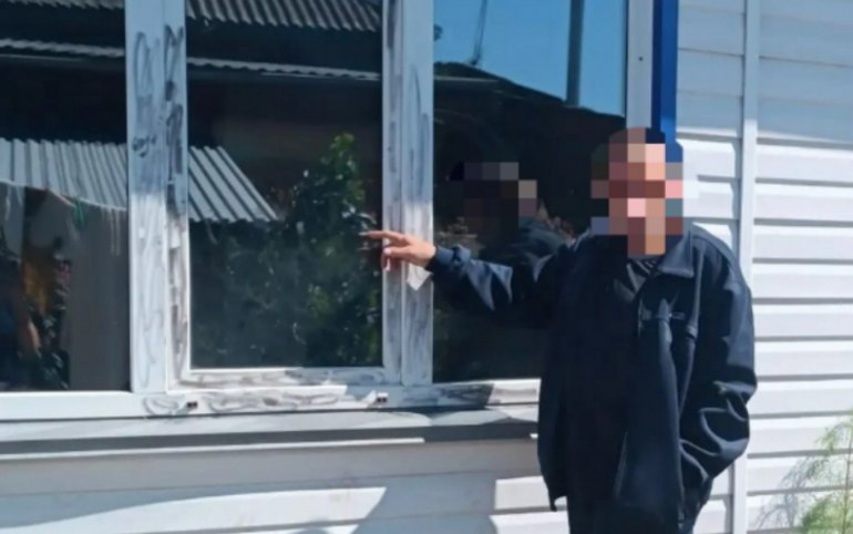 Золото, 19 бутылок алкоголя и чемодан вынес воришка из частного дома в Черногорске