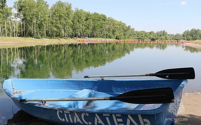 Спасатели дежурят на пляже в абаканской зоне отдыха последние выходные