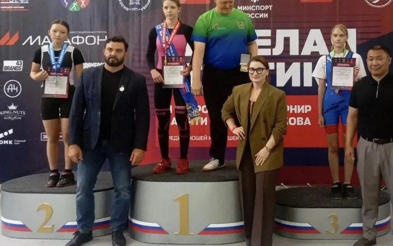 Алина Амзаракова из Хакасии взяла серебро на Всероссийском турнире по тяжелой атлетике