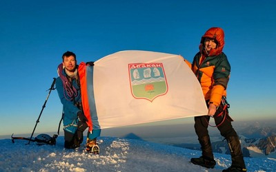 Флаг столицы Хакасии развевался на вершине Казбека 8 августа