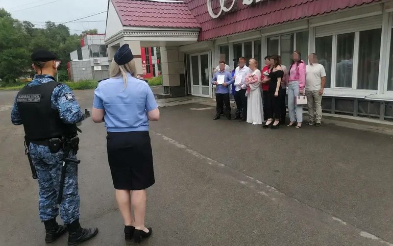 Алиментщика прямо на свадьбе накрыли приставы в Черногорске
