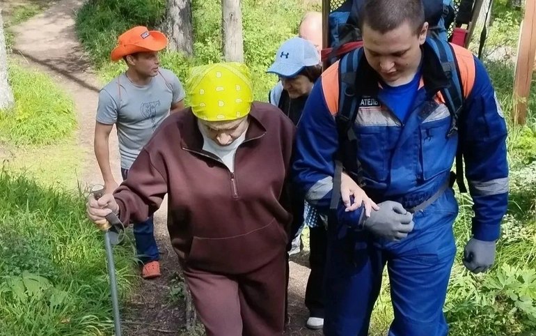 62-летнюю туристку с приступом удушья и судорогами эвакуировали на Красноярских Столбах