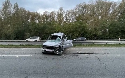 Внедорожник врезался в отбойник в Абакане. Пострадали двое детей