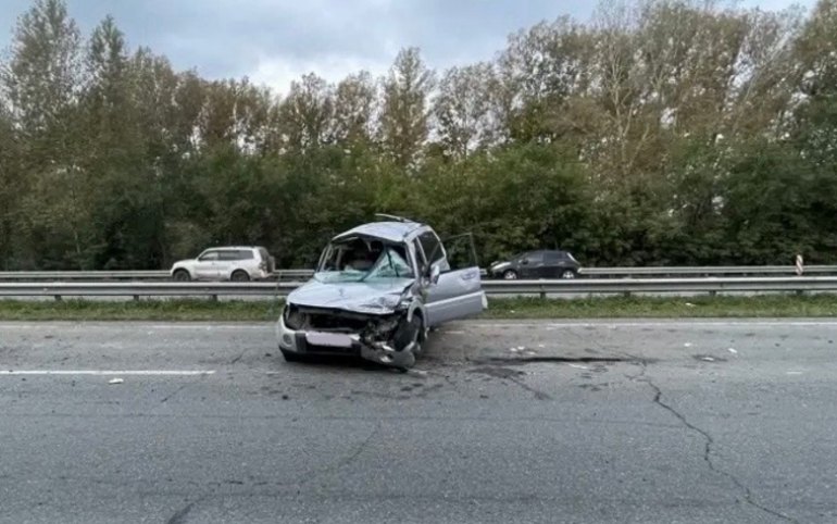 Внедорожник врезался в отбойник в Абакане. Пострадали двое детей
