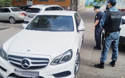 Mercedes-Benz и Lexus RX350 арестовали за долги во время дорожного рейда в Хакасии