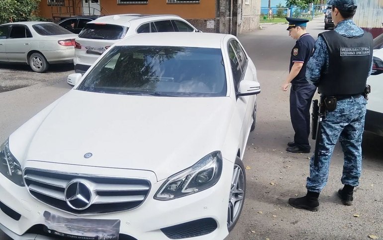 Mercedes-Benz и Lexus RX350 арестовали за долги во время дорожного рейда в Хакасии