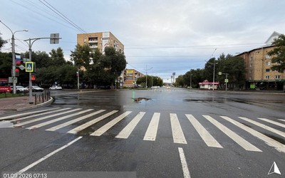 73-летнюю пенсионерку сбил внедорожник в Абакане. Она шла на «красный», а водитель скрылся