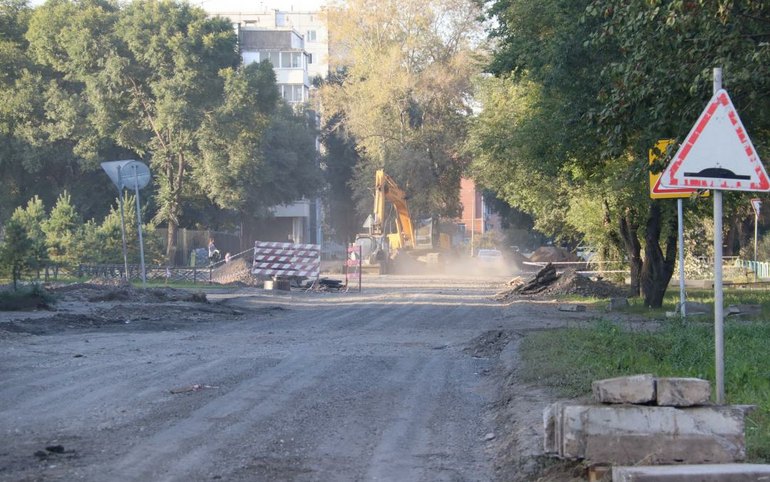 Старый асфальт на Комарова в Абакане снят на всем участке