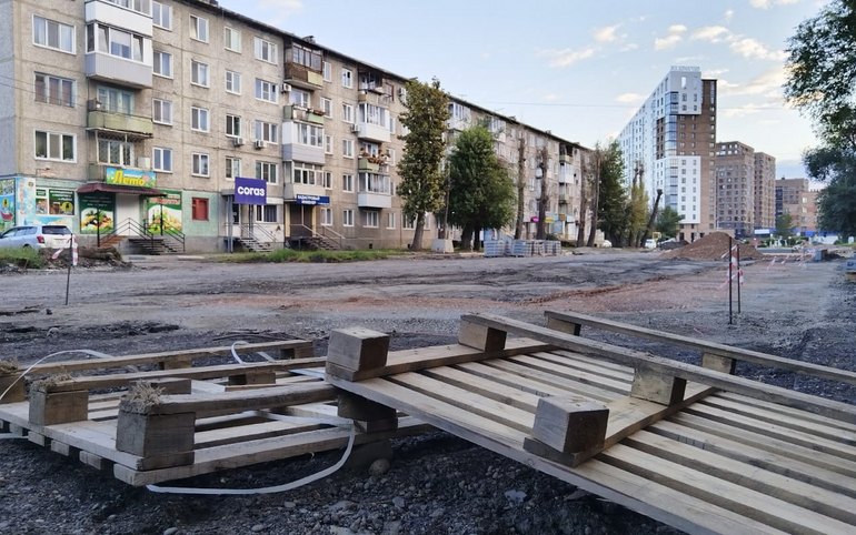 Делают парковку и готовятся к прокладке коммуникаций на Комарова в Абакане