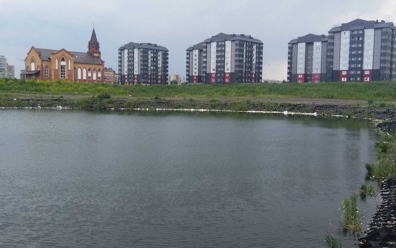 Дорожки из тротуарной плитки выложат в парке «Арбан» в следующем году