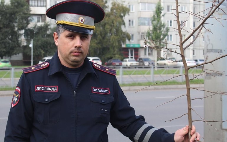 Полицейские посадили аллею в Абакане
