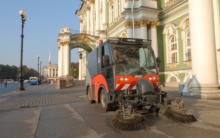 Должник из Хакасии убирал улицы Санкт-Петербурга