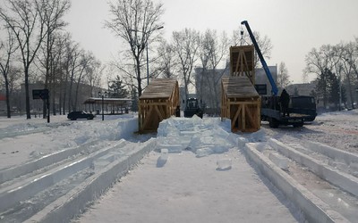 В Абакане коммунальщики убирают ледяные горки