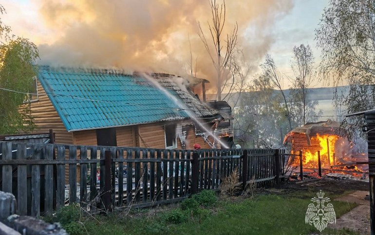 На Беле сгорел домик и постройки на дачном участке