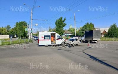 На Крылова столкнулись скорая и легковушка