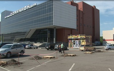 Новые шлагбаумы устанавливают у ТЦ «Калина» по Некрасова