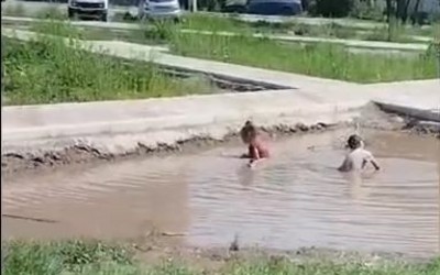 Благоустройство Пригорска: дети купаются в луже