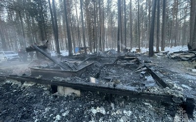 Трое молодых людей погибли в пожаре на турбазе «Берендей» в Хакасии