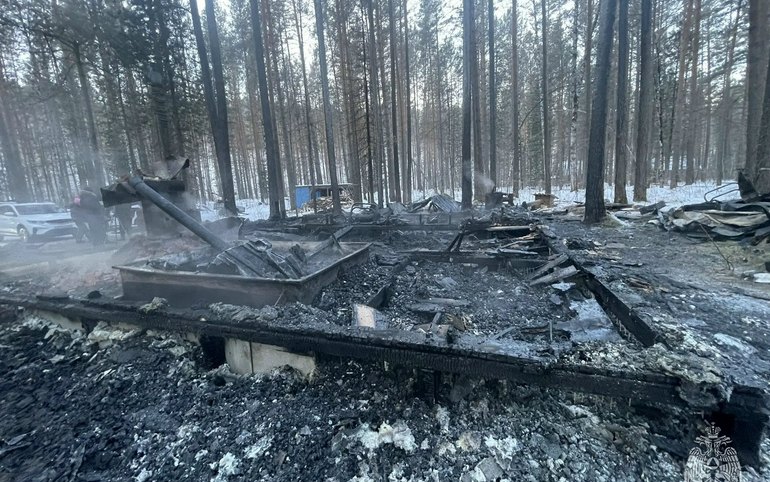 Трое молодых людей погибли в пожаре на турбазе «Берендей» в Хакасии