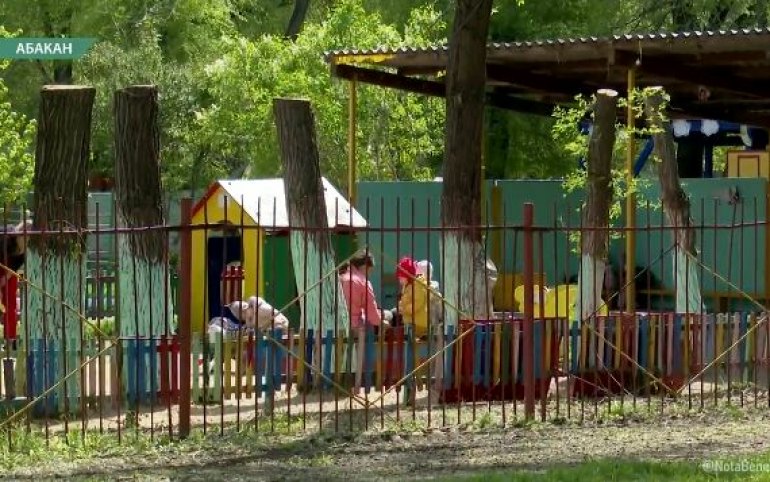 Абаканская прокуратура начала проверку по воспитателю, которая толкала детей