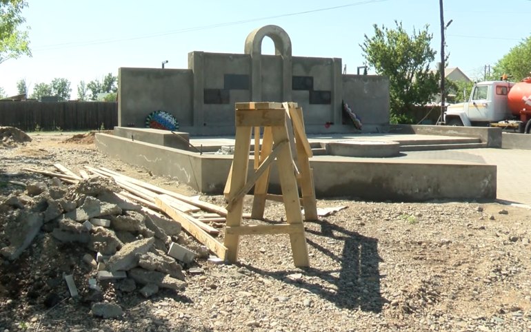 Мемориальный комплекс в Тепличном строят с нарушениями
