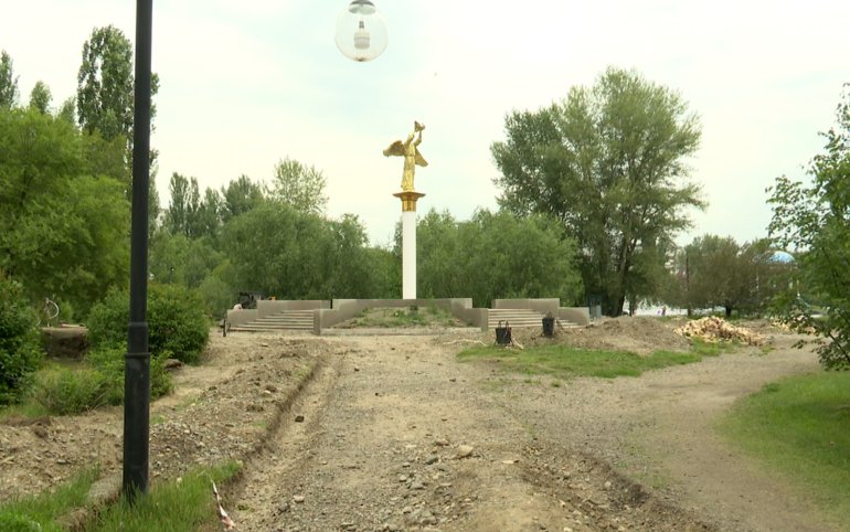 Работы в Преображенском парке Абакана встали
